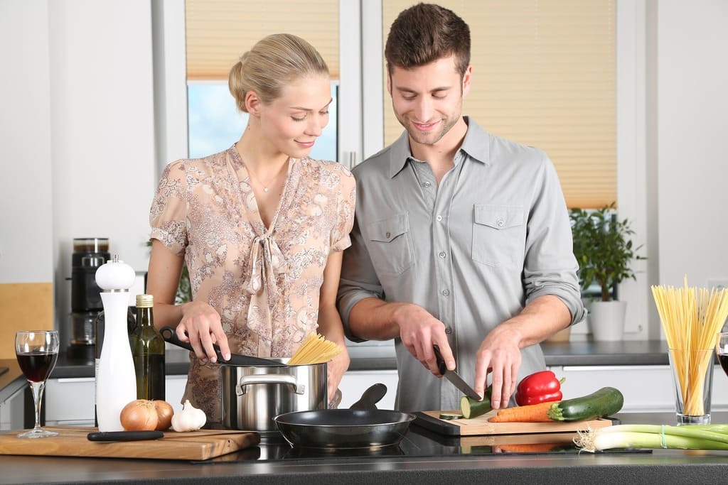 couple en train de cuisiner